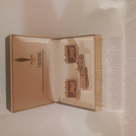 SWANK Gold and Black Architectural Cuff Links - Picture 6 of 11